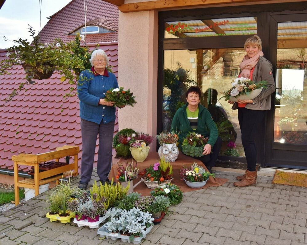 Drei Frauen-Generationen bewirtschaften in Burgscheidungen die Gärtnerei Hoffmann und das Geschäft „Blumen Katja“: Katja Gehauf (r.), Carola Perner (M.) und Seniorin Dorothea Hoffmann.