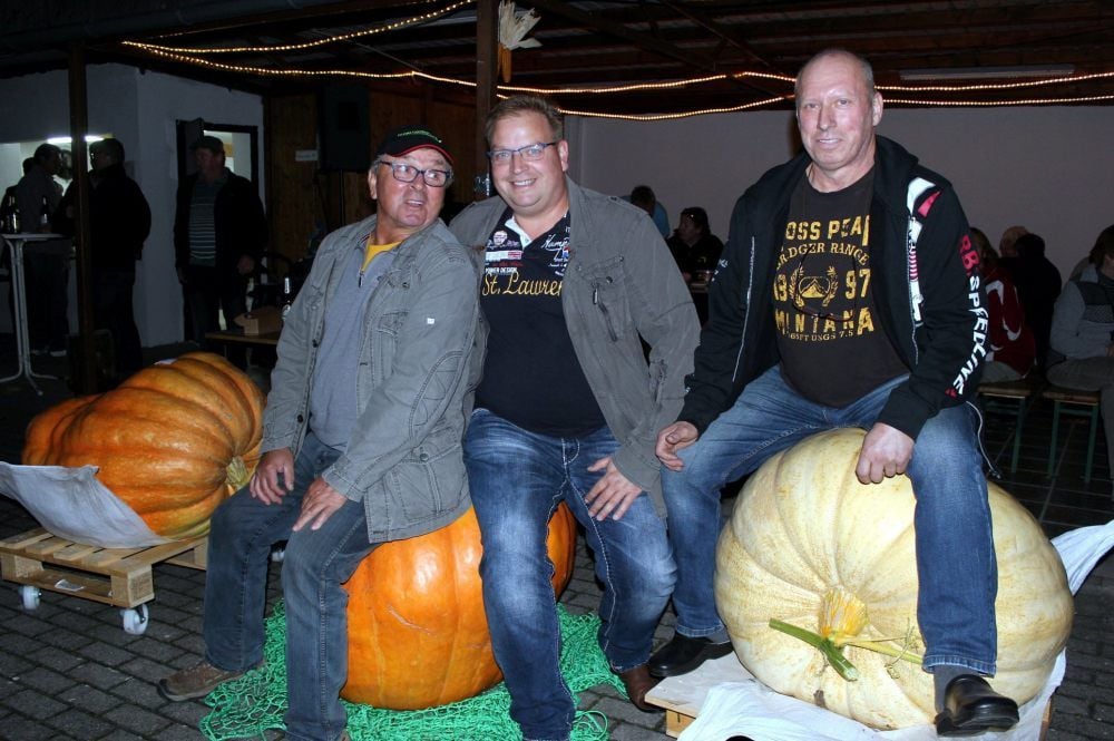 Schickte den schwersten aller Kürbisse: Sieger Gerhard Böhme mit seinem Herausforderer Patrick Schubert (Mitte). Auf den zweiten Platz kam Uwe Witzer aus Labrun (links). Alex Freitag, dritter Platz, schickte nur seinen Kürbis (im Bild links) zur Siegerehrung.