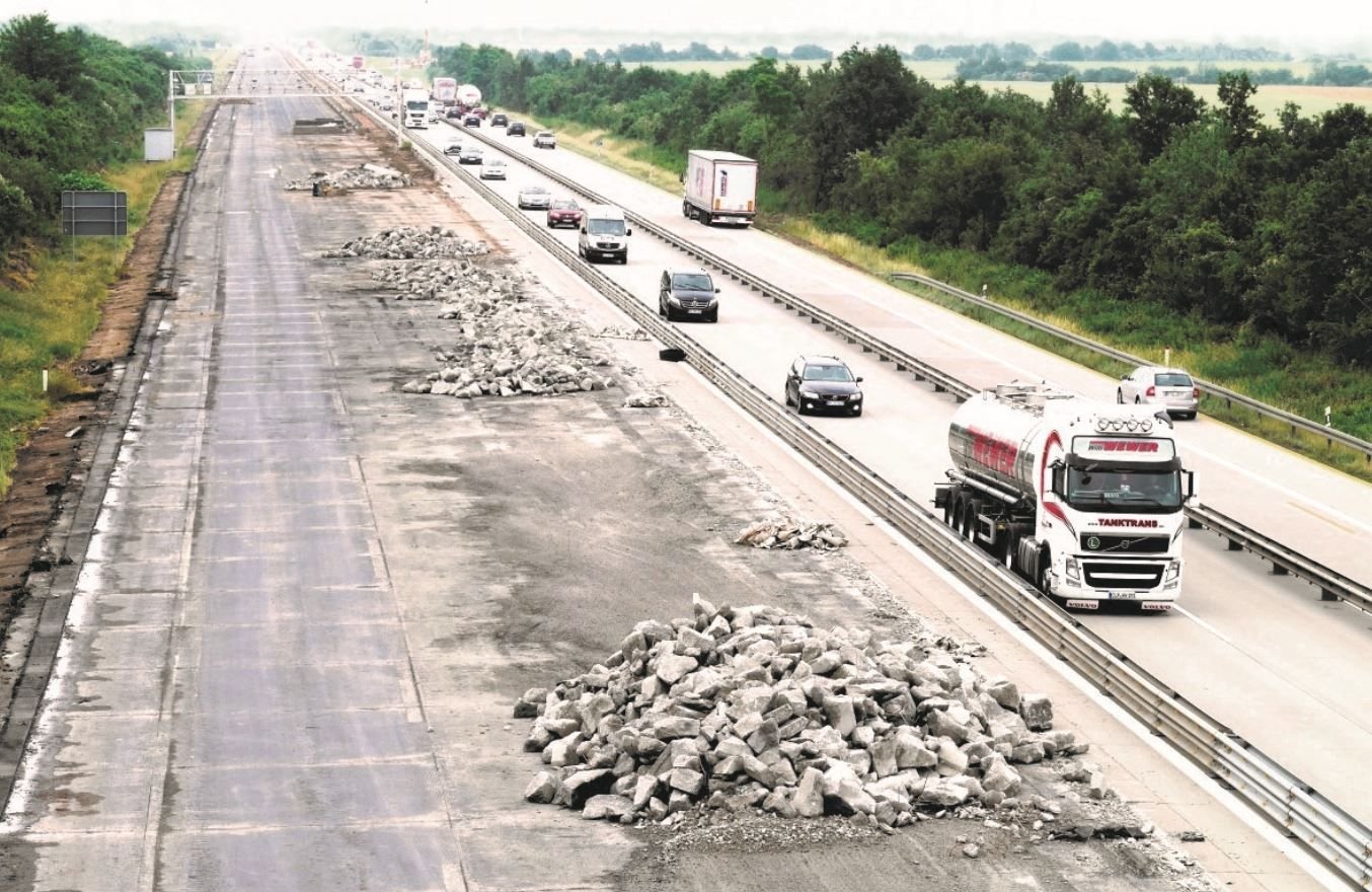 Betonstücke liegen auf Autobahn 9 bei Thurland (Sachsen-Anhalt), aufgenommen am 14.06.2016.