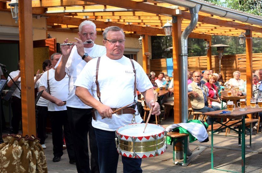 Auf dem Festplatz an der Feuerwehr in Peißen wird oft gefeiert, im August 2014 zum Beispiel ein Biergartenfest des Spielmannszuges.