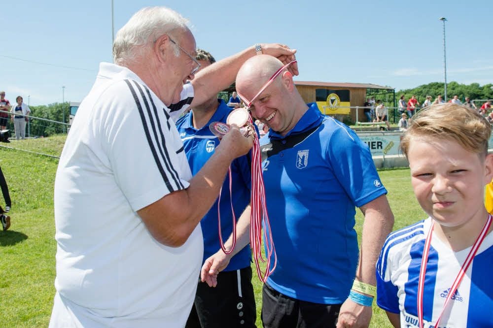 Wolfram Geppert (l.) vom Kreisfachverband Fußball Burgenland überreicht Matthias Strohbach, dem Trainer der drittplatzierten Kombination Freyburg/Bad Kösen, die Bronzemedaille.