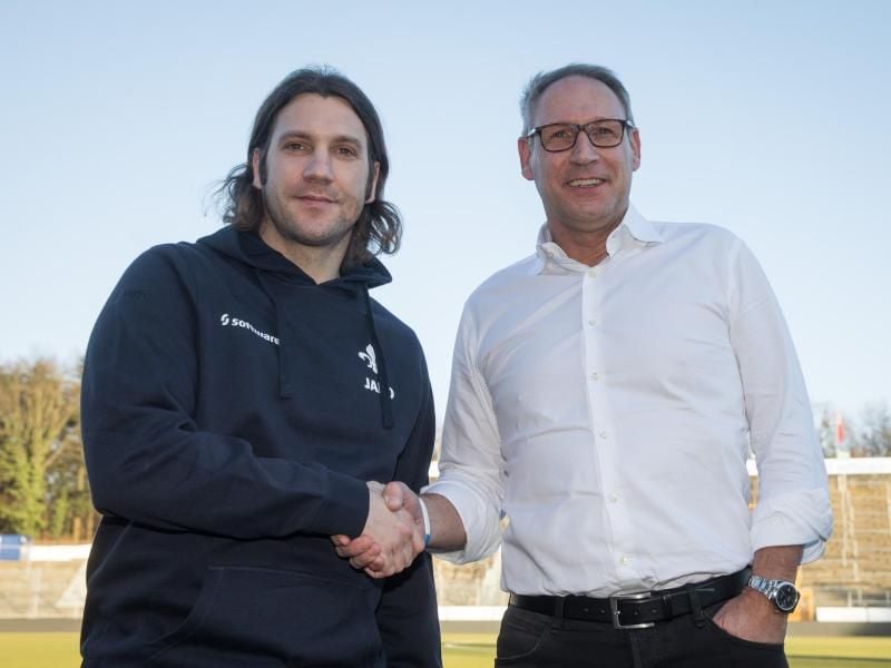 Aufgeben ist für Vereinspräsident Rüdiger Fritsch (r) und Darmstadts Trainer Torsten Frings keine Option. Foto: Frank Rumpenhorst