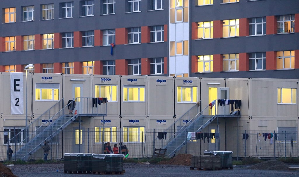 Wohncontainer und Gebäude auf dem Gelände der Zentralen Anlaufstelle für Asylbewerber (ZASt) in Halberstadt