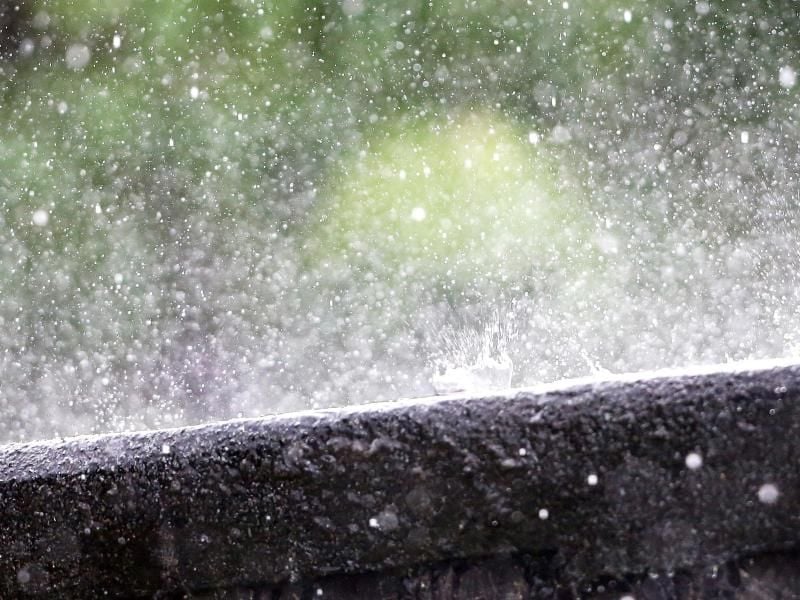 Regen prasselt auf ein Vordach. Foto: Roland Weihrauch/Archiv
