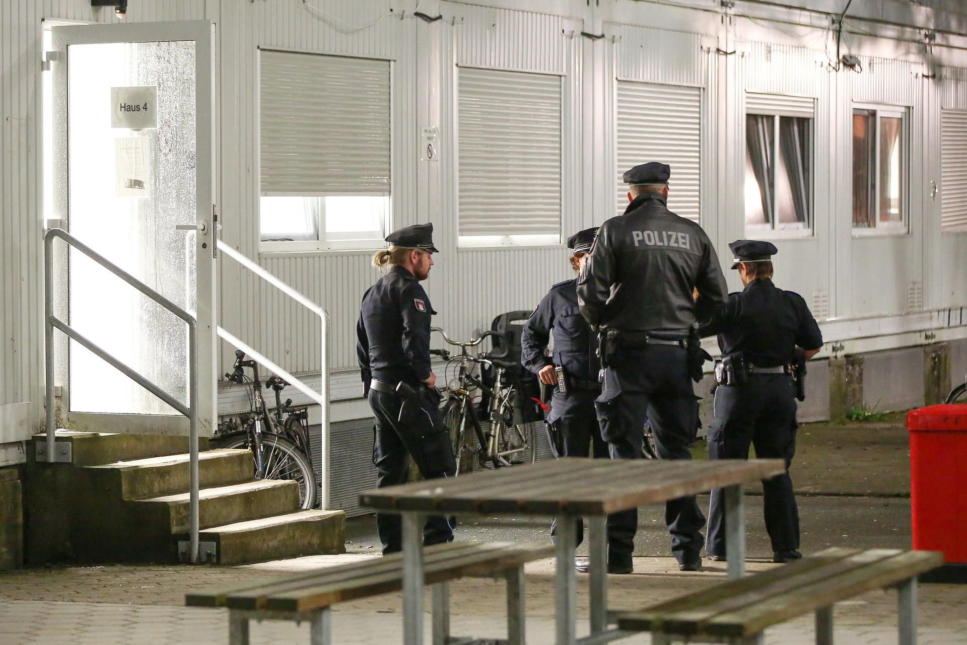 Einsatzkräfte der Polizei stehen am 28.07.2017 in Hamburg bei einer Durchsuchungsaktion vor Wohncontainern einer Flüchtlingsunterkunft. (dpa)
