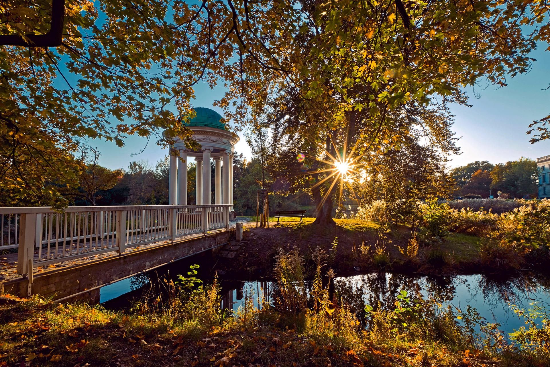Sonnenuntergang am Musentempel am großen Parkteich im AGRA-Park Markkleeberg bei Leipzig.