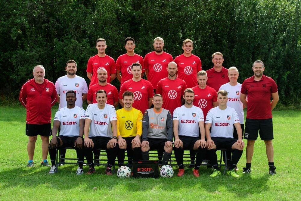 Der SC Naumburg II vor der Kreisoberliga-Saison 2020/21 - hinten, v.l.: Steffen Werner, Van-Holder Nguyen, Patrick Heldt, Stephan Reinicke; Mitte, v.l.: Co-Trainer Olaf Lange, Philipp Lange, Steven Hagge, Johann Reber, André Weingarten, Kai Eckardt, Max Grohall, Trainer Patrick Hausmann; vorn, v.l.: Boni Yaou, Albert Reinicke, Lion Schmidt, Oliver Pätzolt, Tim Romahn, Fabian Großmann.