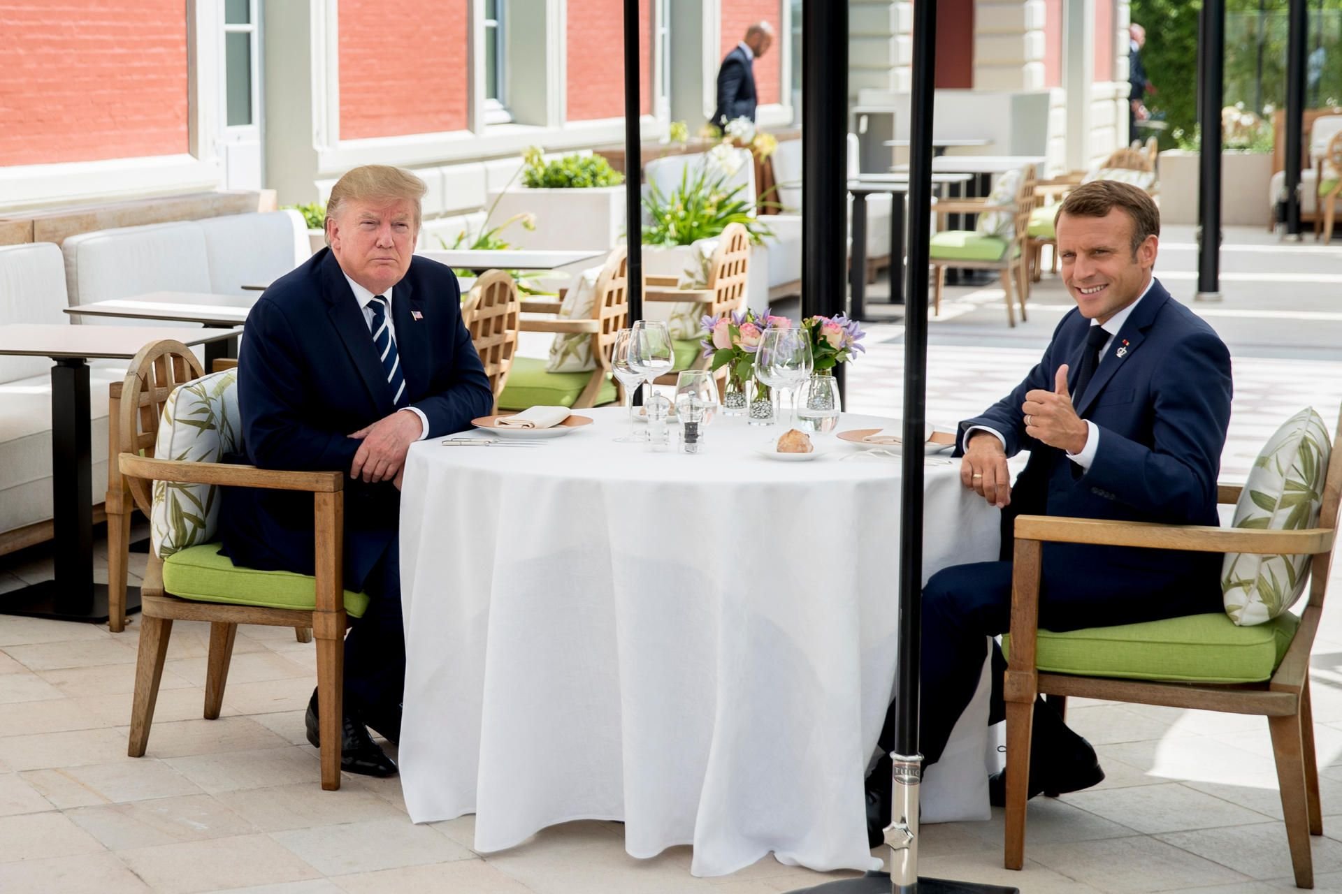 Donald Trump (l.) und Emmanuel Macron während eines gemeinsamen Mittagessens im Rahmen des G7-Gipfels in Biarritz
