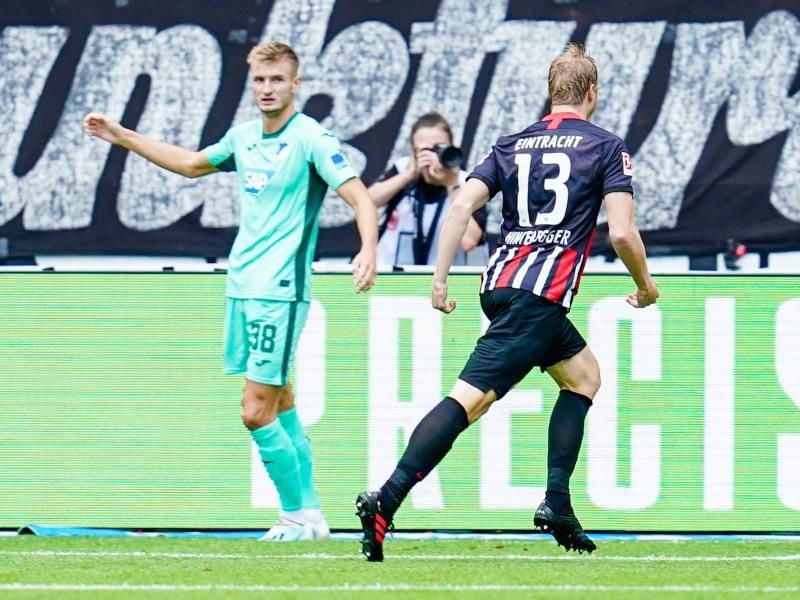 Martin Hinteregger (r) erzielte den zweitschnellsten Treffer der Eintracht-Geschichte. Foto: Uwe Anspach