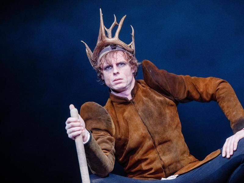 Der Schauspieler Jörg Pohl als Richard III. spielt eine Szene. Foto: Markus Scholz/Archiv