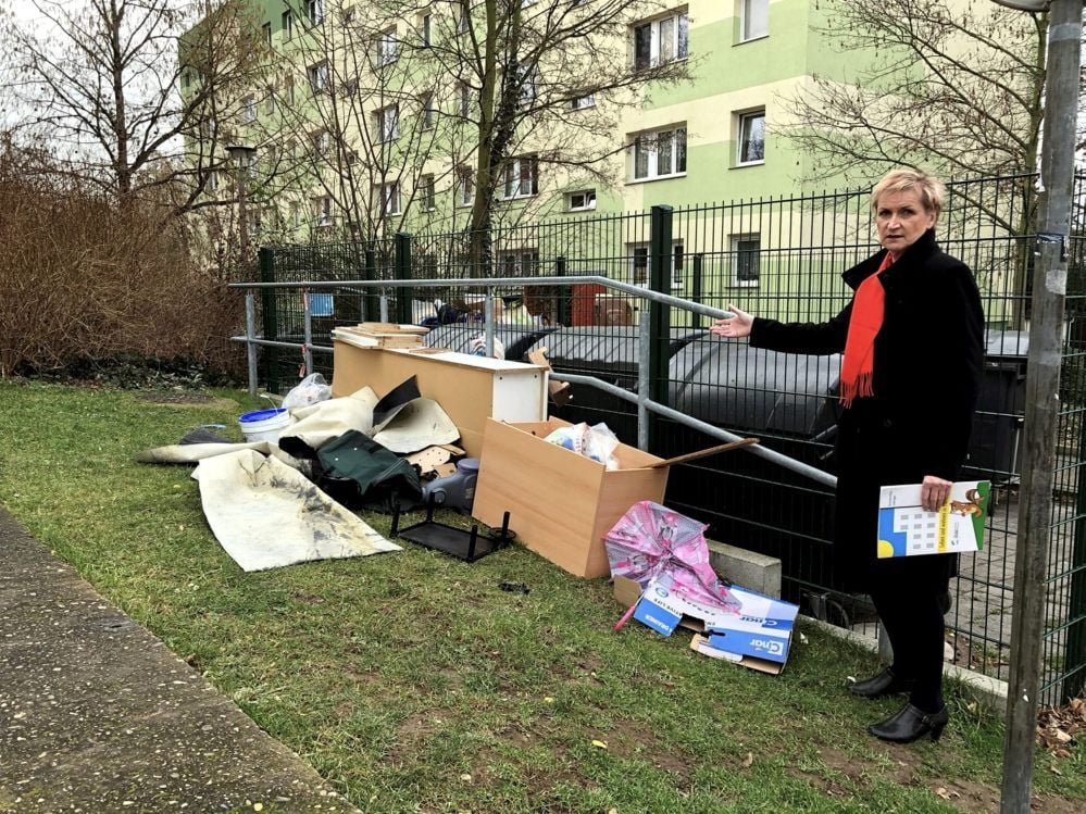 Barbara Schneider ist sauer. Das Areal war gerade erst beräumt worden, und schon wieder hat sich Sperrmüll neben dem Haus Rosental 1 angesammelt. Der Block im Hintergrund gehört der Gebäudewirtschaft und hat nichts mit der Verursachung von besagtem Sperrmüllproblem zu tun.