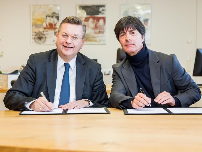 Vor der WM 2018 verlängerte der DFB um Reinhard Grindel den Vertrag von Bundestrainer Joachim Löw bis 2022. Foto: Simon Hofmann/Bongarts