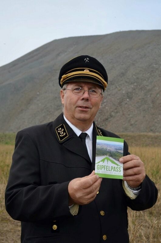 Erich Hartung präsentiert den Gipfelpass auf dem Otto-Brosowski-Schacht.