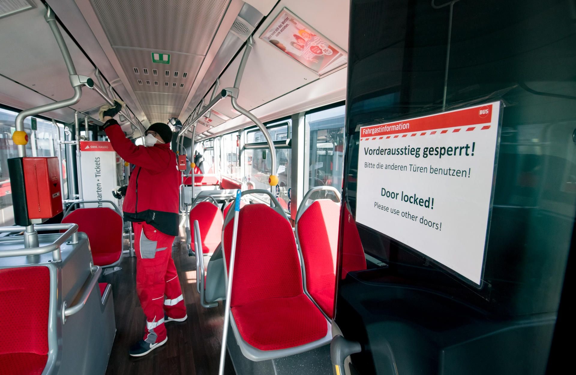 Ein Mitarbeiter der Stadtwerke Gruppe Halle reinigt und desinfiziert einen Bus der Halleschen Verkehrs AG (HAVAG). Alle Linienfahrzeuge des Nahverkehrsunternehmens werden täglich gründlich gereinigt und desinfiziert.