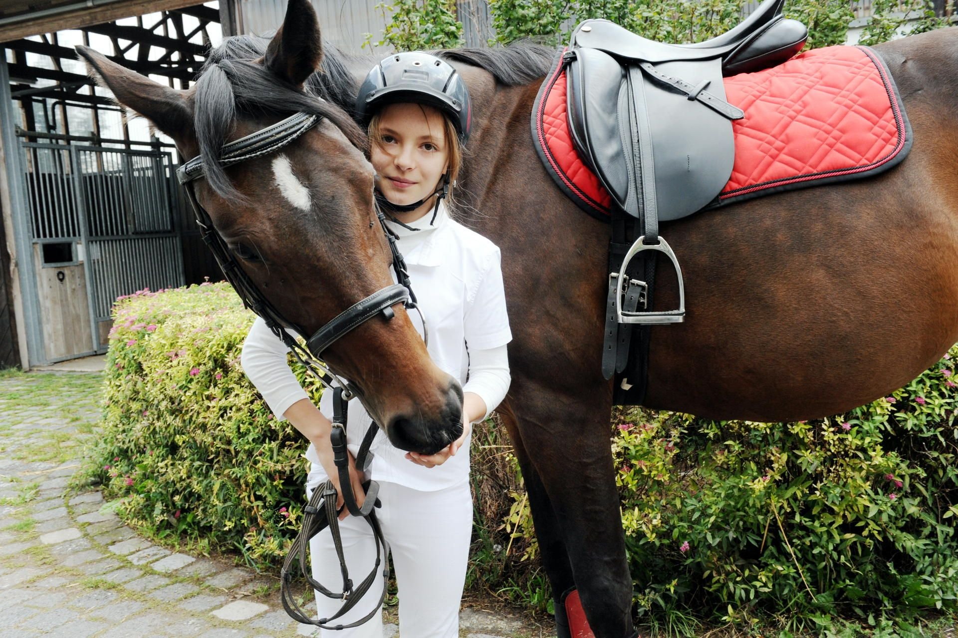 Reiterin Alena Neuhoff (11) aus Bonn bereitet sich auf das Reitturnier in Helbra vor.