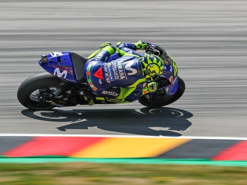 2020 gastiert die MotoGP am 21. Juni auf dem Sachsenring: Valentino Rossi 2018 in Aktion auf dem Kurs. Foto: Jan Woitas