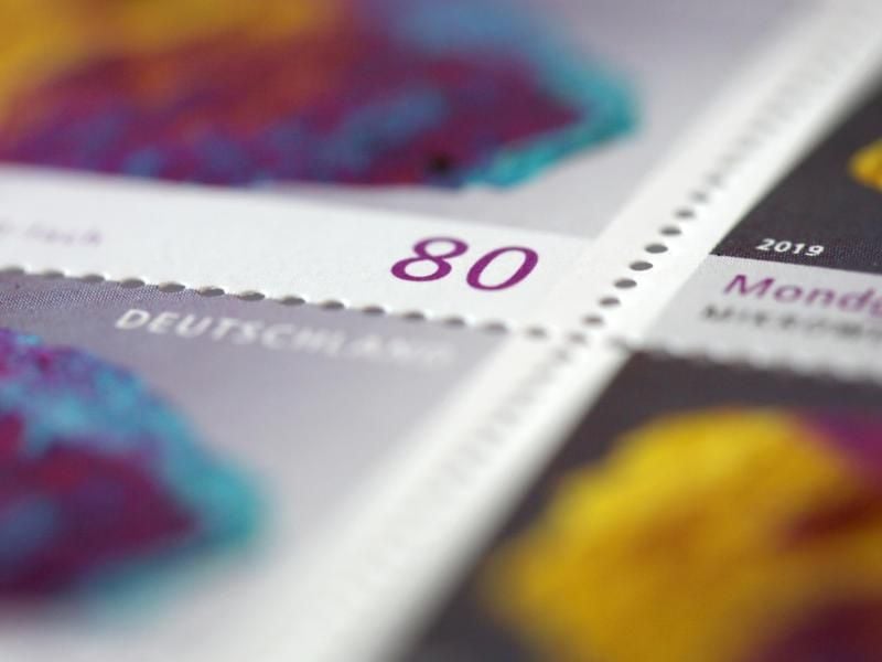 Der Standardbrief kostet bei der Deutschen Post seit Monatsbeginn statt bisher 70 nun 80 Cent. Foto: Marti Gerten