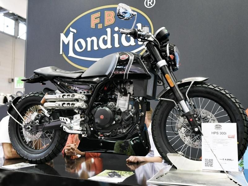 Grobe Reifen, runder Scheinwerfer und kurze Sportsitzbank: F.B Mondial zeigt auf der Intermot mit der HPS 300i ABS einen klassisch gezeichneten Scrambler. Foto:Henning Kaiser