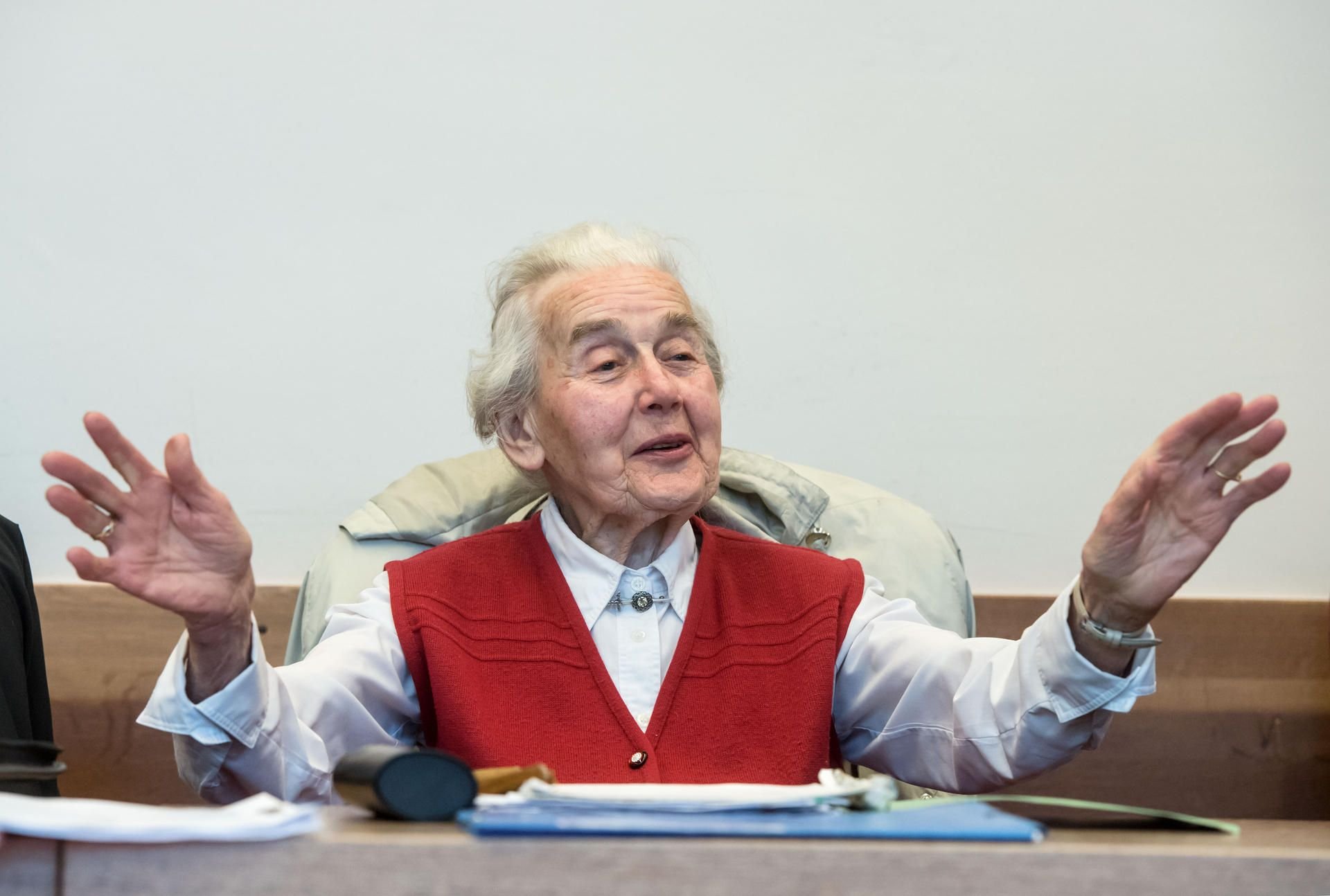 Die wegen Volksverhetzung angeklagte Ursula Haverbeck 2017 im Verhandlungssaal im Landgericht.