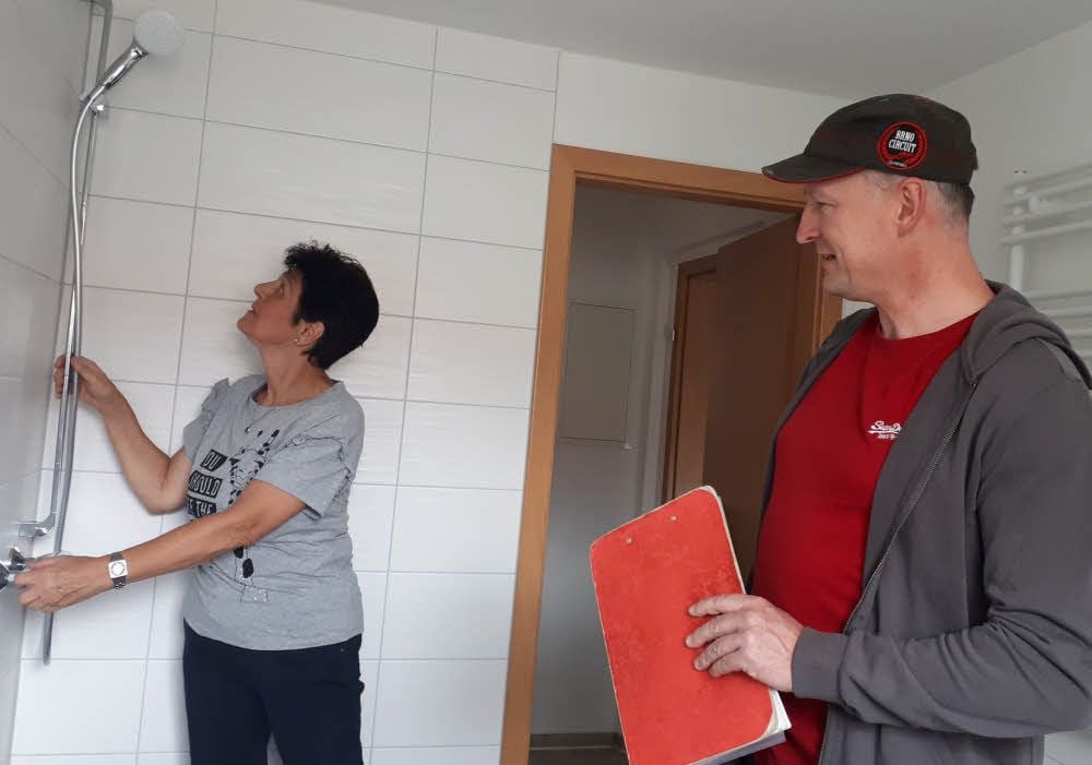 Waltraud Wantulla von der Gesellschafterversammlung der Allstedter Wohnungsgesellschaft und Planer Kai Dittmann in einem der neuen Bäder.