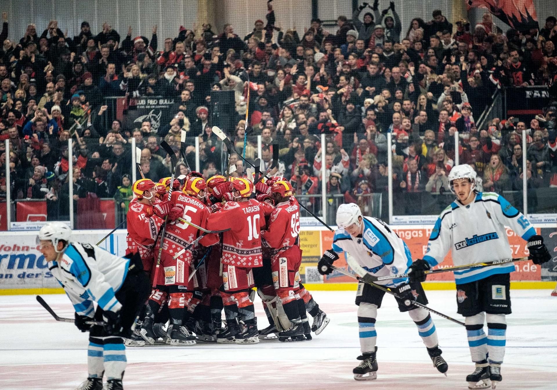 Die Saale Bulls jubeln mit den Fans nach dem Sieg im Spiel der Eishockey Oberliga Nord MEC Halle 04 Saale Bulls gegen Icefighters Leipzig.