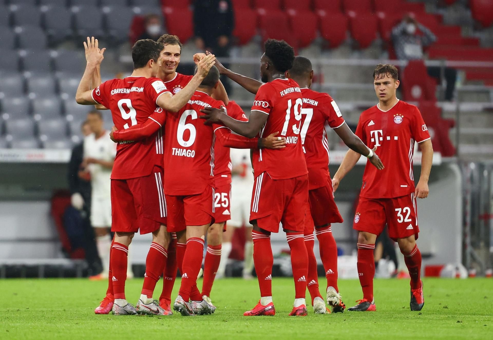 Bayern München steht im Finale des DFB-Pokals. Robert Lewandowski (l) feiert mit seinen Mannschaftskollegen sein 2:1.