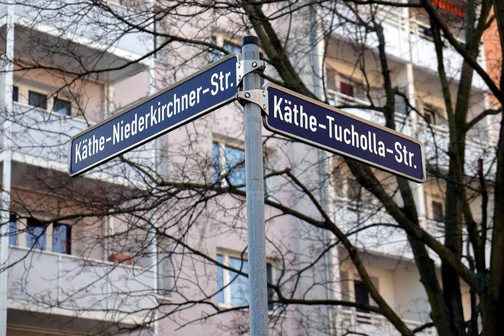 Nicht oft in Zeitz zu finden: Zwei Frauennamen an einem Mast für Straßennamen.