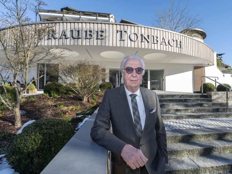 Heiner Finkbeiner, Seniorchef des Hotels Traube Tonbach, will das abgebrannte Stammhaus so schnell wie möglich wieder aufbauen. Foto: Uli Deck/dpa