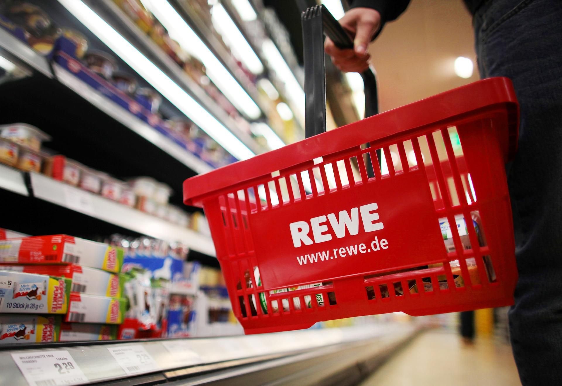 In einem Rewe-Supermarkt hat ein Unbekannter wegen des Logos einer Wodka-Marke einen Aufstand gemacht.