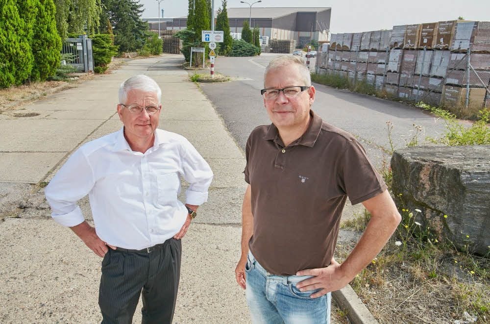 Sicora-Geschäftsführer Thorsten Neuser (rechts) und Projektmanager Robert Franzen am Eingang der Ex-Ziegelei, die zum Logistikzentrum wird.