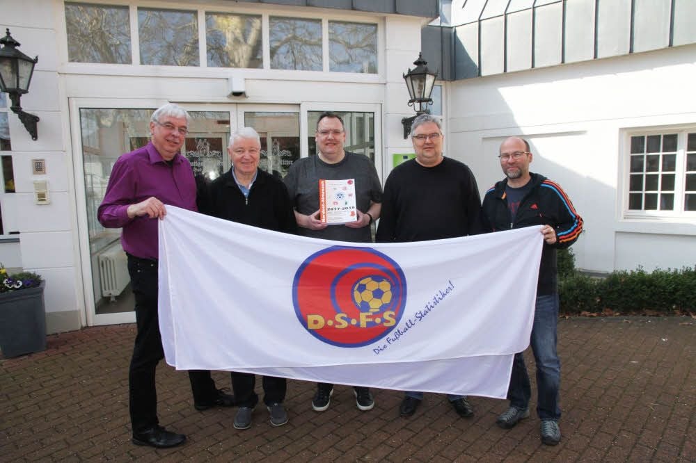 Der Vorstand des Deutschen Sportclubs für Fußball-Statistiken, der im „Mutigen Ritter“ in Bad Kösen getagt hat: Geschäftsführer Herbert Gerlach (von links), Harald Igel, Vorsitzender Dirk Henning, Stellvertreter Ralf Hohmann und Gerhard Jung.