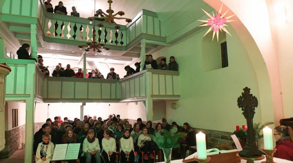 Zum elften Adventskonzert nach der Wiedereinweihung der einst restaurierten Kirche kamen Jung und Alt am Sonnabend im Seenaer Gotteshaus zusammen. So viele Gäste habe es im Advent noch nie gegeben, meinte Heiko Knesebeck zur Begrüßung. Im Anschluss an das Konzert blieben die Gäste im romantischen Schein von Fackeln und an wärmenden Feuern, die in Feuerschalen prasselten noch zusammen.
