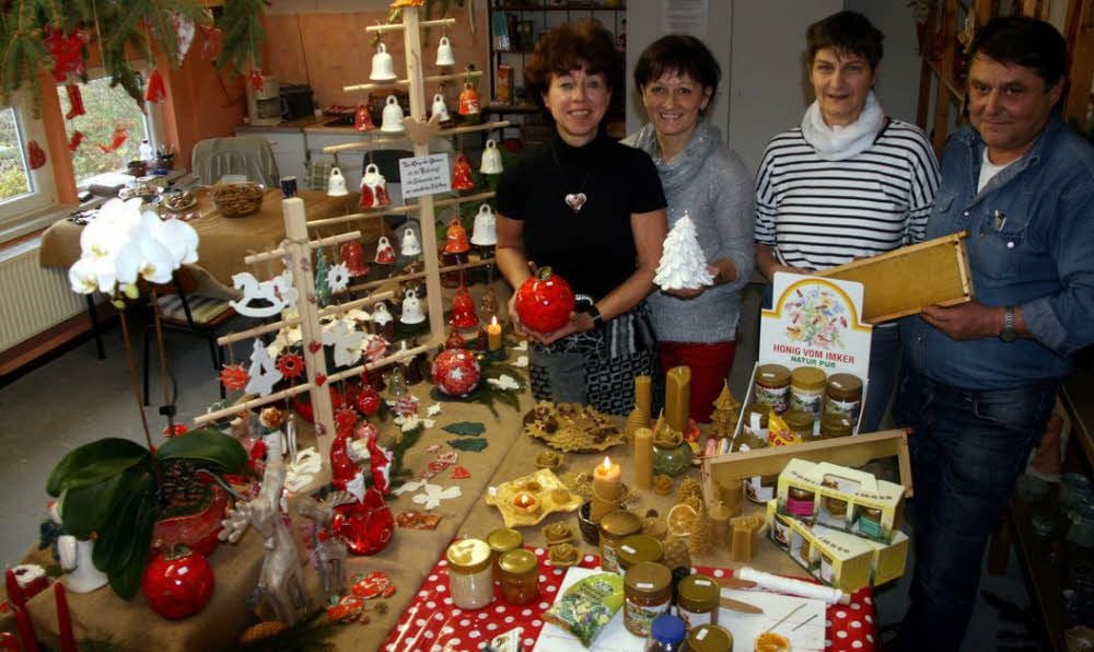 Henriette Grüneberg, Heidi Kantelberg, Sybille und Michael Puppe machen mit ihren Erzeugnissen schon Lust auf die Adventszeit.