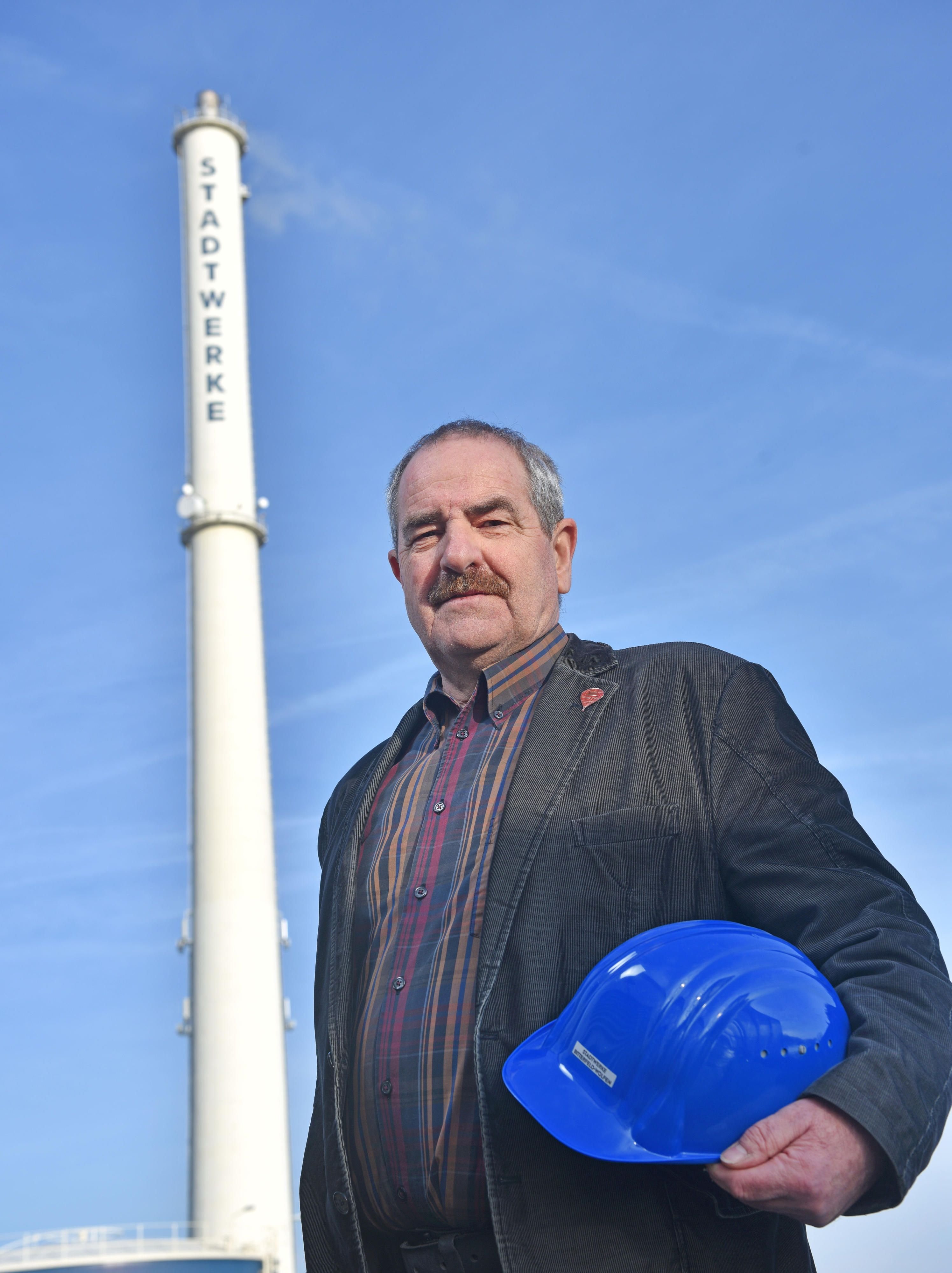 Wolf-Michael Birkner ist nicht nur der dienstälteste Mitarbeiter, er hat auch den 120 Meter hohen Schornstein wachsen sehen.