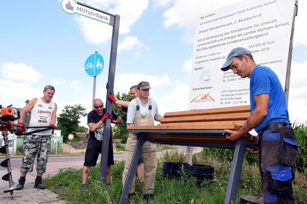 Aufbau der Mitfahrbank in Werdershausen durch Mitarbeiter der Köbeg.