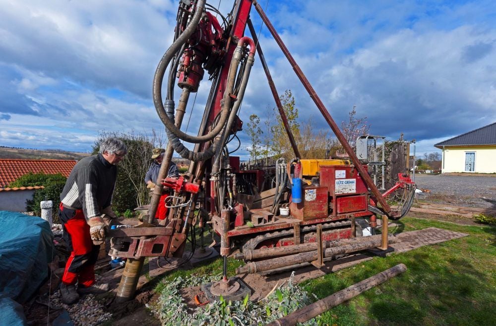 Auf einigen Grundstücken auf dem Lindenberg bohren große Maschinen Löcher, damit Experten das Ausmaß der Hohlräume berechnen können.