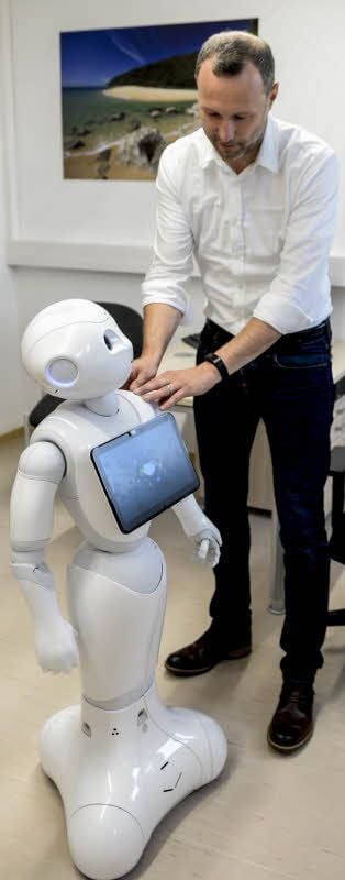 Patrick Jahn, Leiter der Stabsstelle Pflegeforschung an der Universitätsklinik in Halle unterhält sich mit „Pepper“, dem Roboter. Der erweist sich als äußerst charmanter Gesprächspartner.