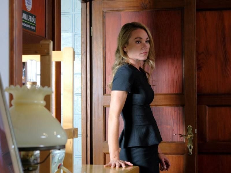 Nach dem Tod ihres Vaters fühlt sich Vicky Dawson (Lisa Maria Potthoff) um einen Großteil des Erbes betrogen. Foto: ZDF/Jacqueline Krause-Burberg.
