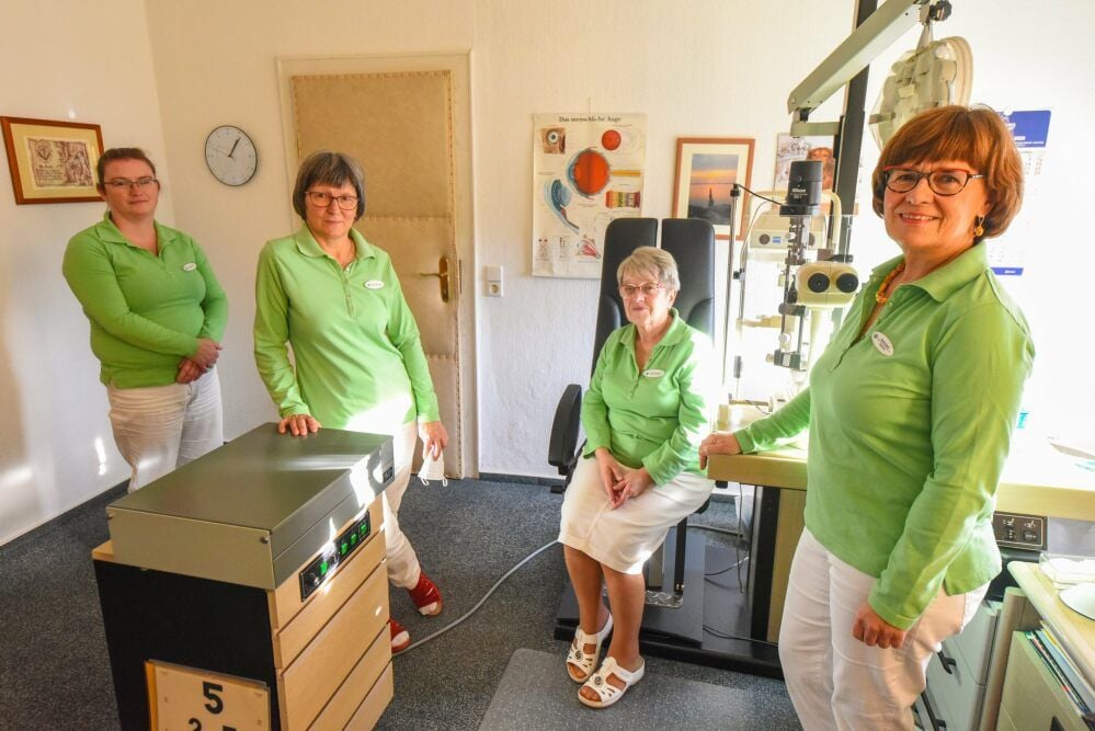 Augenärztin Ulrike Kunert (rechts) mit den Mitarbeitern Antje Kurzhals (v.l.), Beate Pretscherno und Elke Schauseil