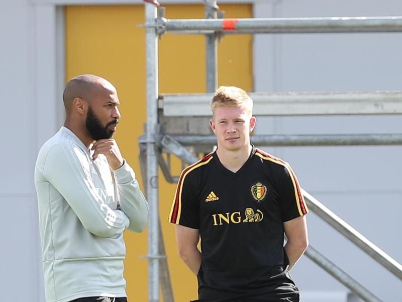 Beim Training unterhalten sich Co-Trainer Thierry Henry (l) und Spieler Kevin De Bruyne. Foto: Bruno Fahy/BELGA