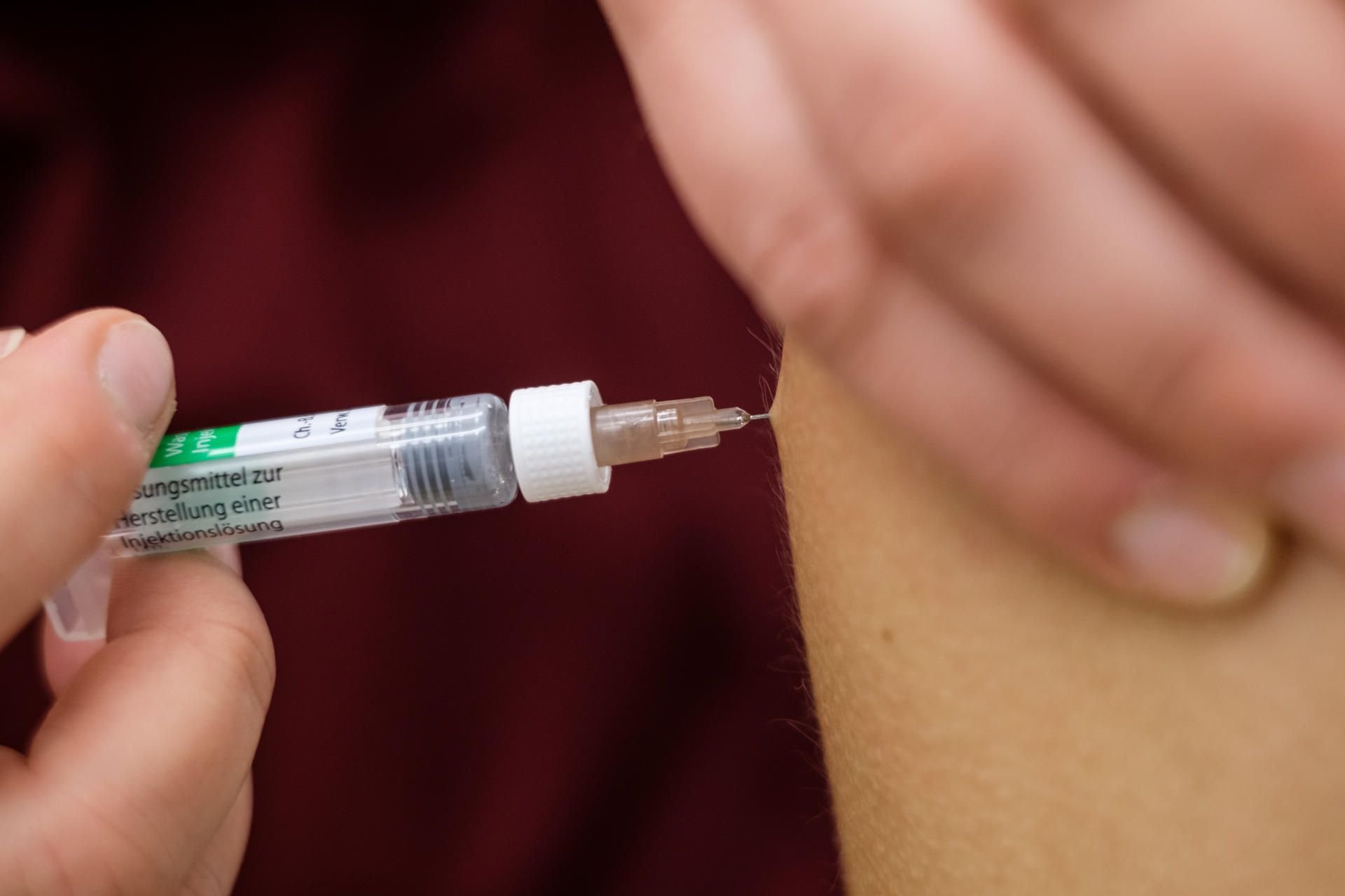 Arzthelferin impft eine Patientin: Eine neue Analyse zeigt der Barmer zufolge größere Impflücken bei den Kindern in Sachsen-Anhalt als bislang angenommen.