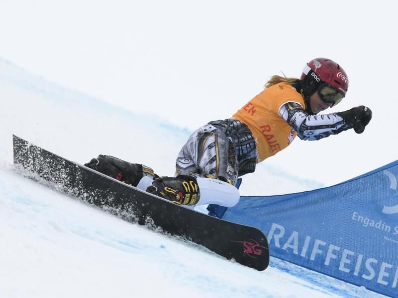 Die Tschechin Ester Ledecka holt sich überragend den Sieg im Parallel-Riesenslalom. Foto: Gian Ehrenzeller