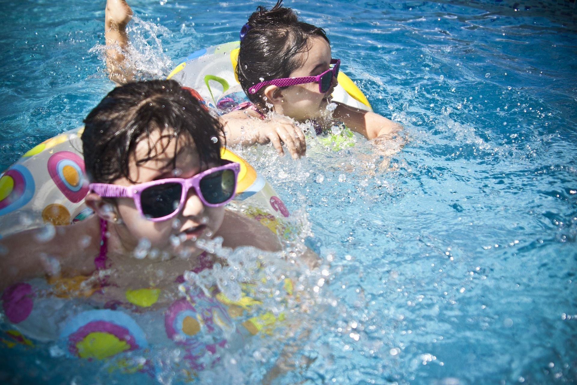 Schwimmende Kinder