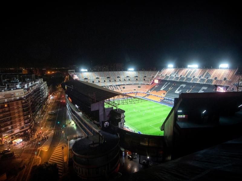 35 Prozent der Mitarbeiter des FC Valencia wurden positiv auf das Coronavirus getestet: Blick auf das leere Mestalla Stadion. Foto: Emilio Morenatti/AP/dpa