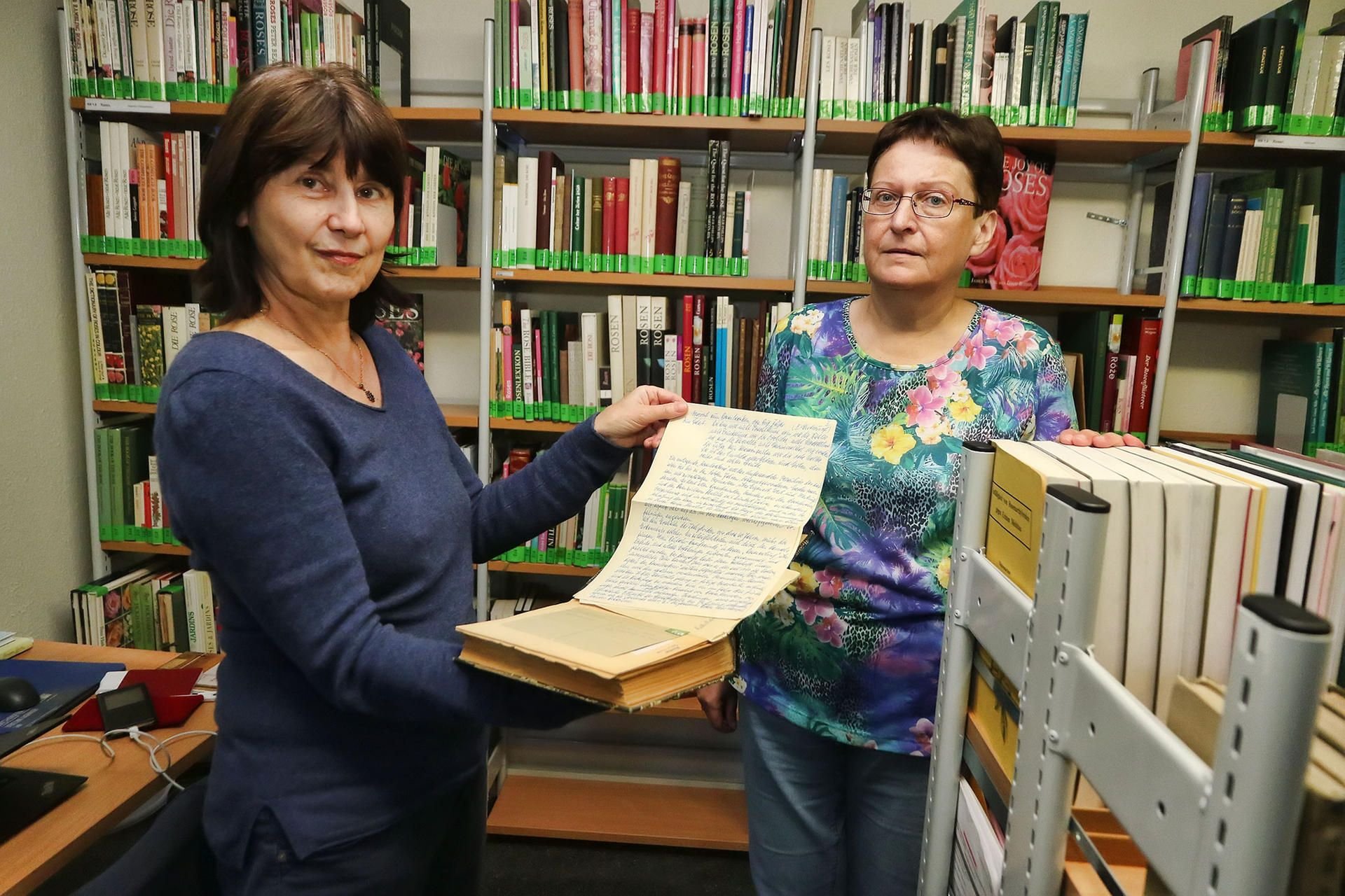 Historikerin Monika Gibas sucht nach NS-Raubgut in der Bibliothek in Sangerhausen. Dorit Radke (rechts) ist verantwortlich für die Bibliothek.