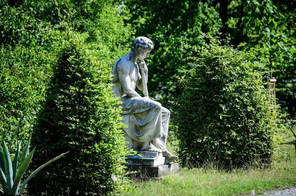 Während eines Rundgangs über den Neuen Friedhof in Naumburg gibt es viel zu entdecken, so diese markante Statue im Eingangsbereich.
