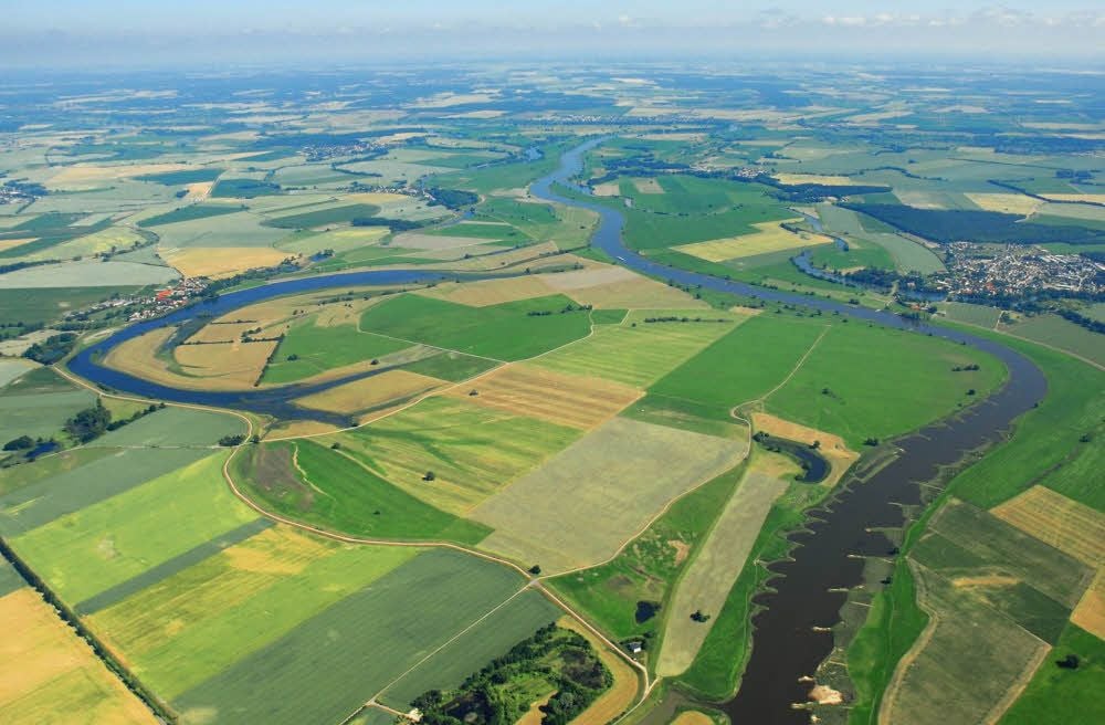 Blick auf die Elblandschaft des Bereiches, in dem das Pilotprojekt zur Sohlestabilisierung umgesetzt werden soll. Links im Bild die Alte Elbe bei Bösewig, rechts oben ist noch Klöden mit dem Riß erkennbar.