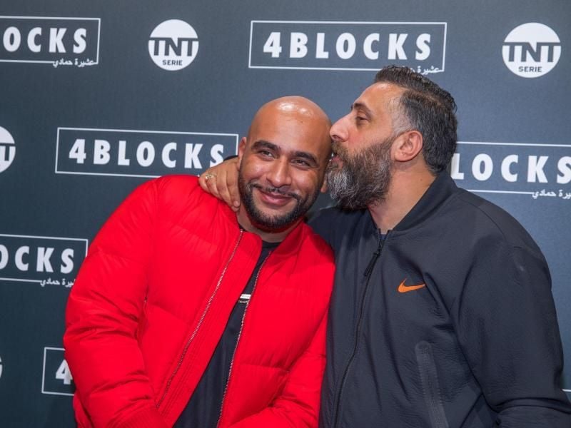 Der Schauspieler Kida Khodr Ramadan (r) küsst küsst bei der Premiere der zweiten „4 Blocks”-Staffel den Rapper und Schauspieler Veysel Gelin (l). Foto: Jens Büttner