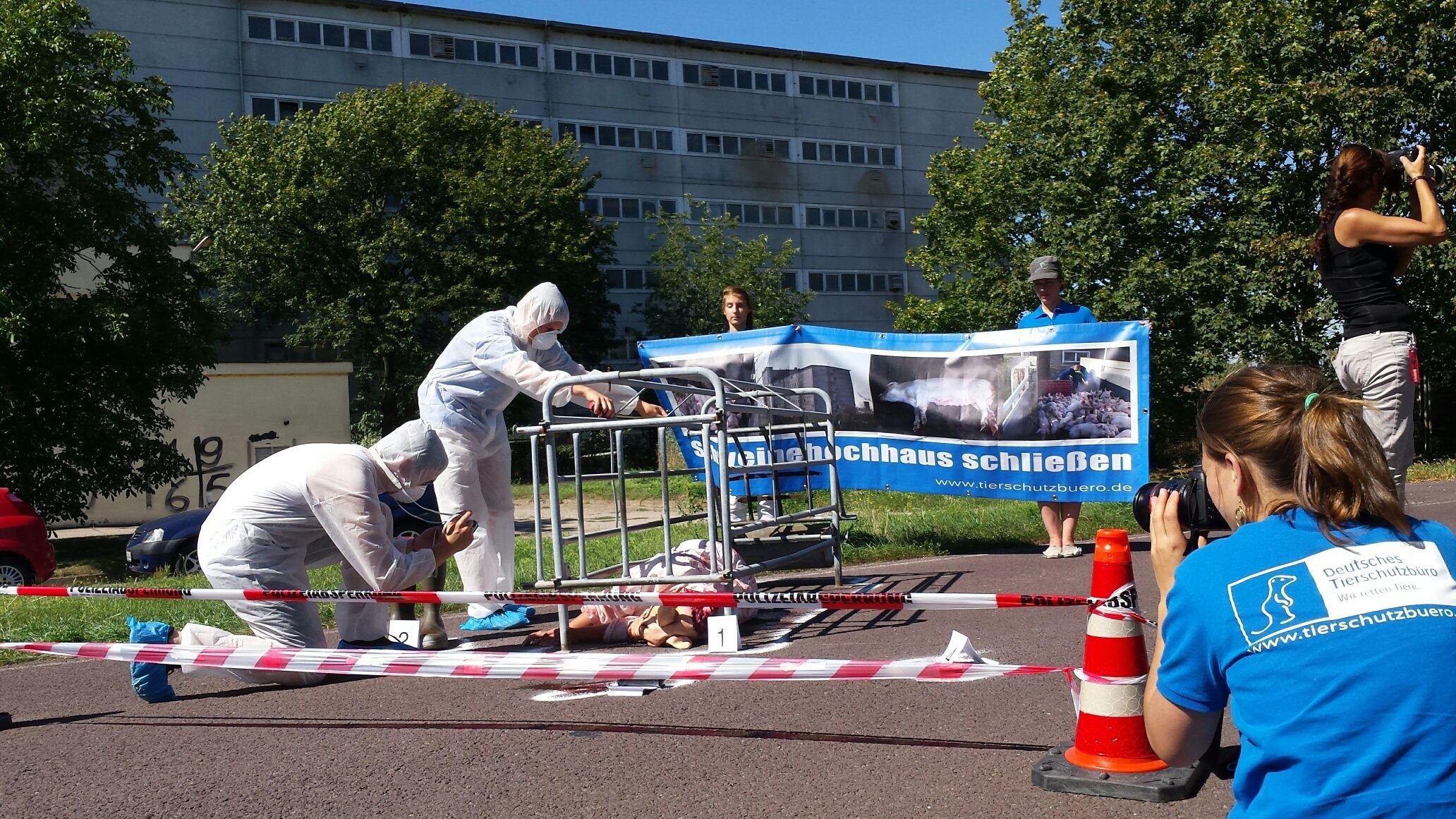 Mehrere Aktivisten demonstrierten am Freitag mit einer Fotoaktion vor dem Schweinehochhaus.