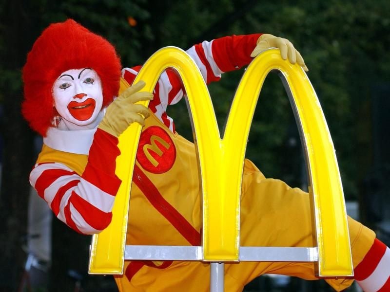 Hat derzeit Ausgangssperre: Ronald McDonald, das Maskottchen von McDonalds. Foto: Peter Kneffel/Archiv